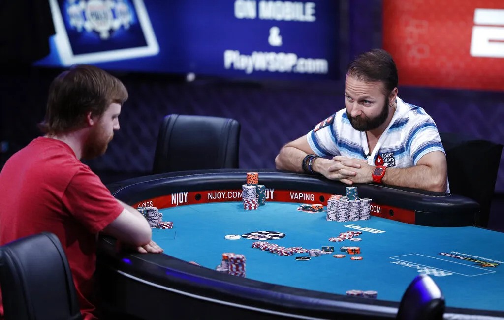 Daniel Negreanu in heads up la o masa de poker